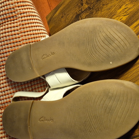 Clarks Collection Reyna Glam Flat Sandal In White. Women's Size 5 - Picture 2 of 3